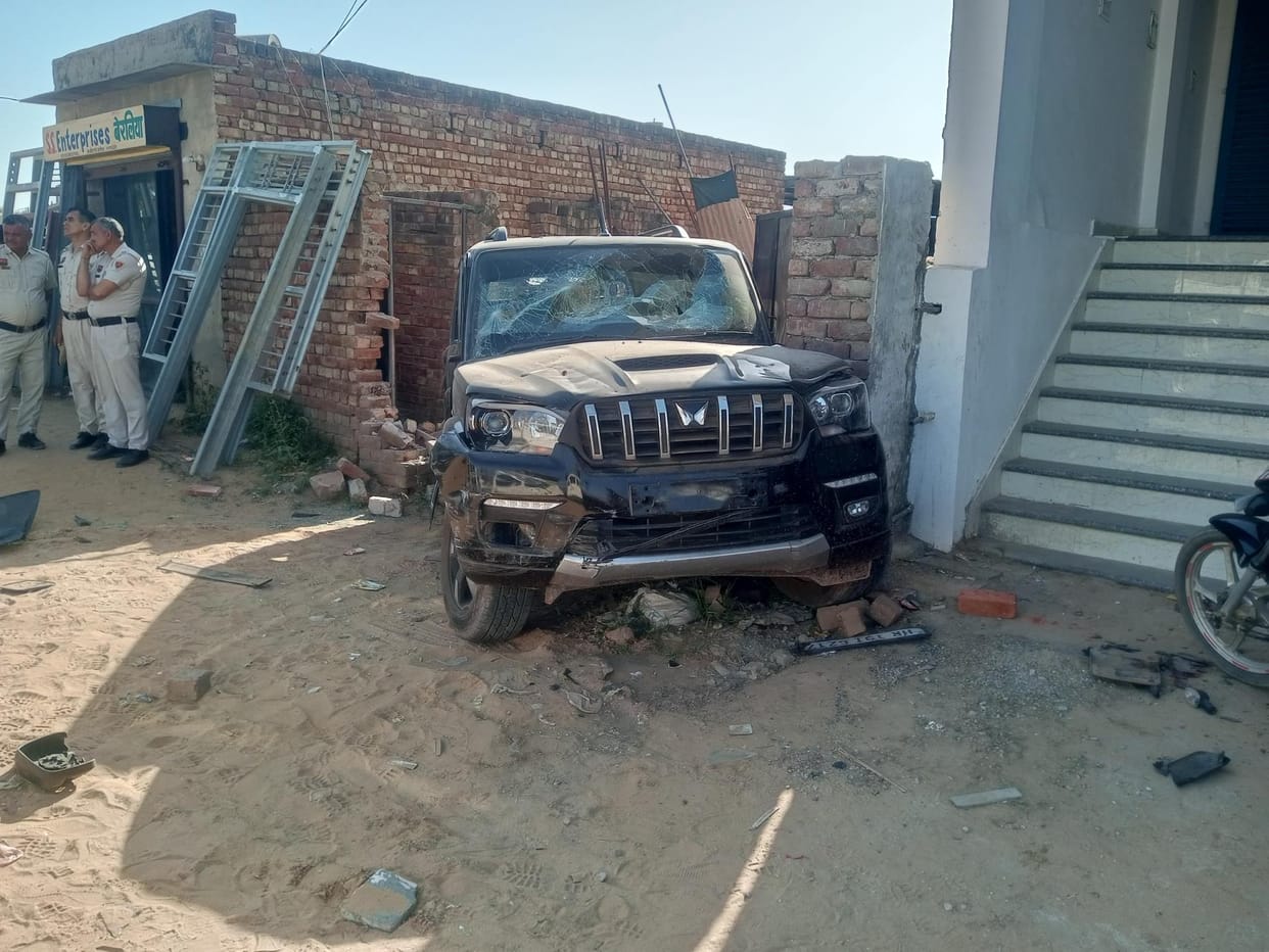 They occupied the place by building a wall at night, in the morning the youths came armed with sticks and broke the vehicles