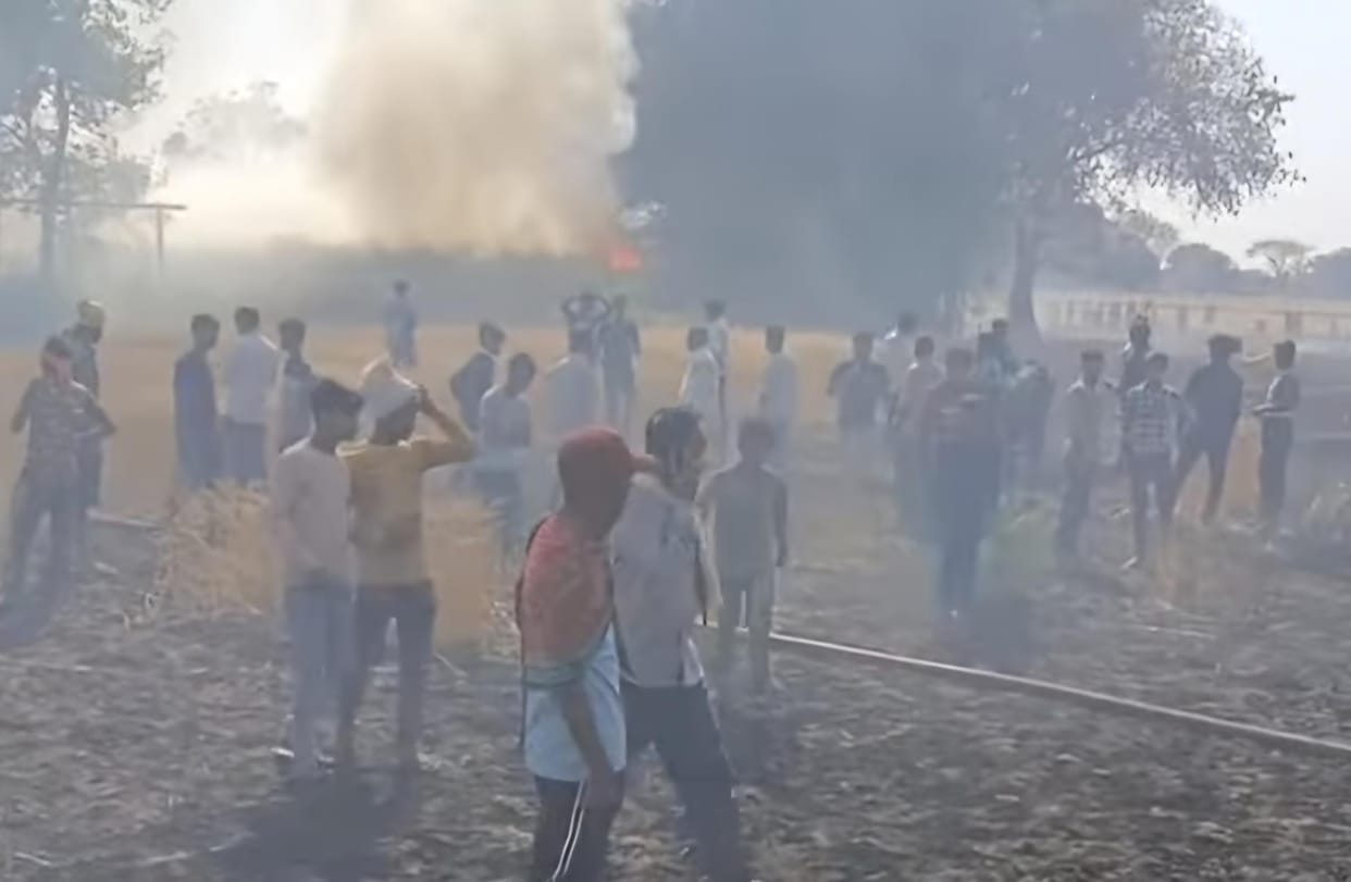 Fire wreaks havoc... 310 bigha wheat crop burnt to ashes