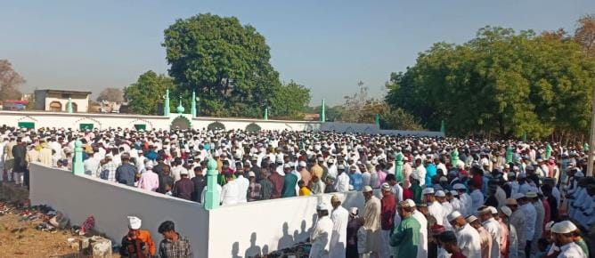 Thousands of hands were raised to pray for the progress of the country