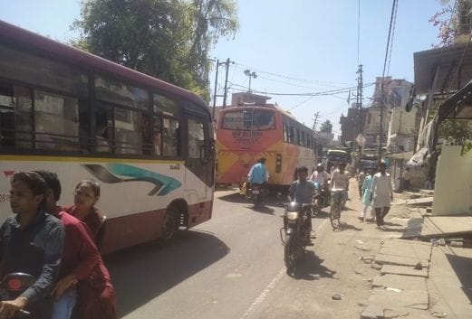 Due to closure of Sitapur highway, vehicles passed through Kheri Town-Laharpur