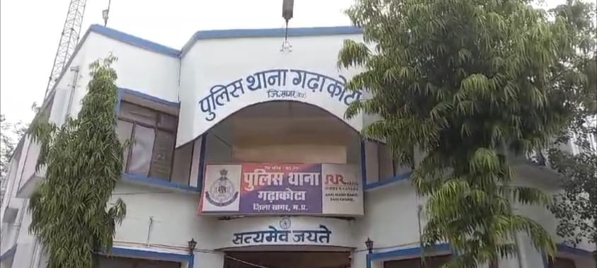 minor stopped from abusing his father, drunkard poured liquor on his head and set him on fire