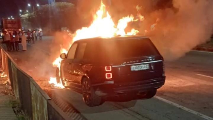 Amethi: Car full of baraatis collided with a tree, five people got burnt in the fire; fire engines reached the