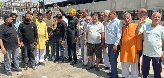 Opposition to liquor shops in Indira Colony