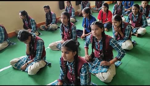 स्कूल में बैठी छात्र