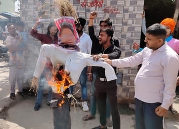 Hindu Raksha Dal burnt the effigy of MP Ramji Lal Suman