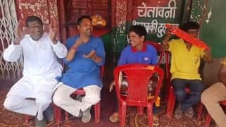 शराब दुकान का प्रतिरोध में भजन करते