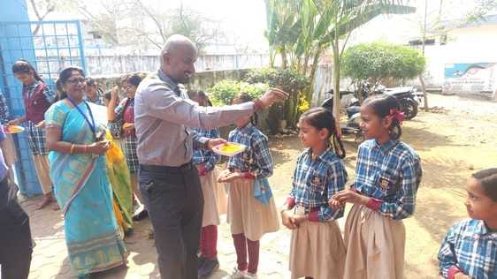 तिलक लगाकर विद्यार्थियों का स्वागत
