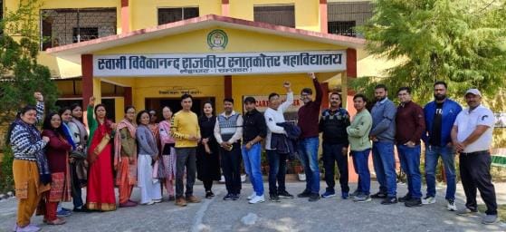 Teachers, officers and employees also demonstrated in Champawat and Lohaghat