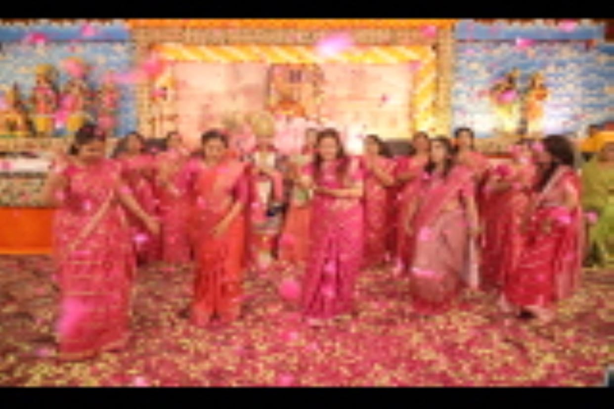 Come friends let's sing congratulations together, Shri Ram's wedding procession has arrived...