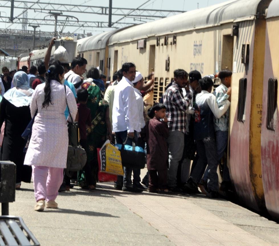Crowds did not decrease in trains, people are traveling by hanging