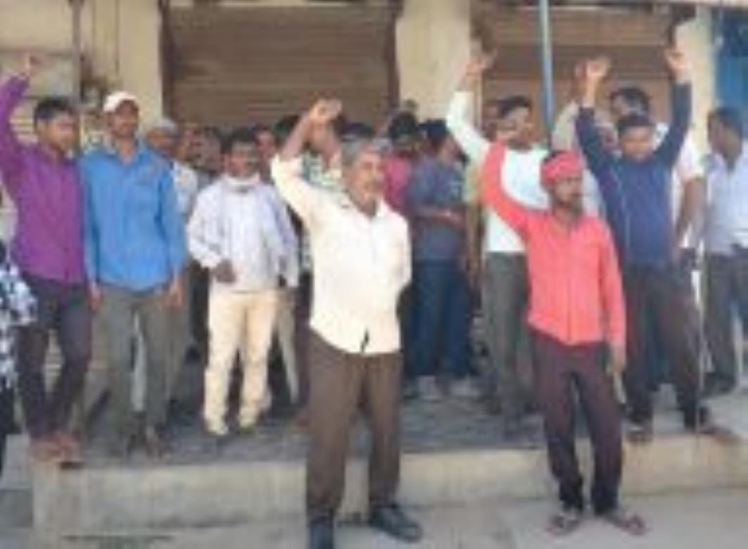E-rickshaw drivers angry over increase in stand fee, stage protest