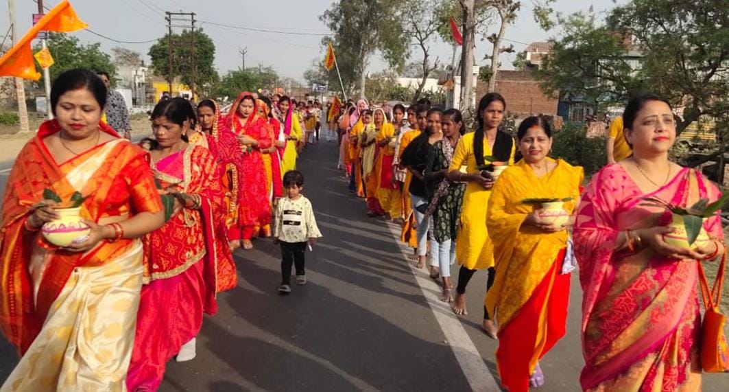 Devotees danced to the divine songs during the Kalash Yatra