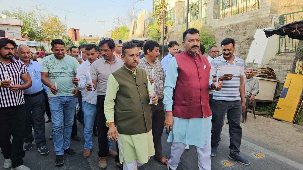 BJP took out a candle march in Bilaspur on the suspicious death of Vimal Negi