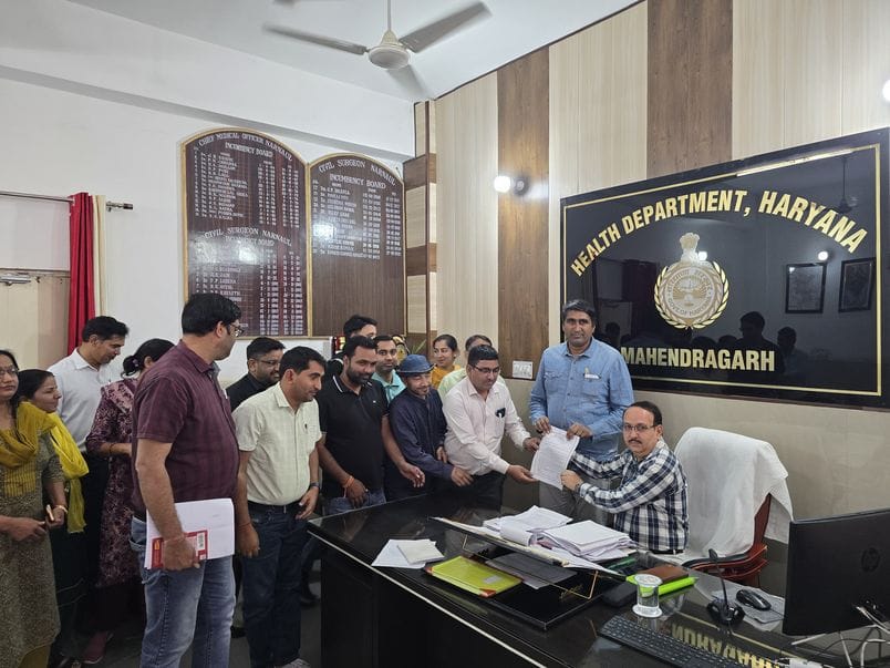 NHM workers protested against Jio Attendance App and expressed their displeasure