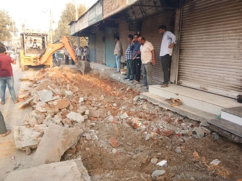 Municipality's bulldozer ran on illegal encroachment, platforms removed