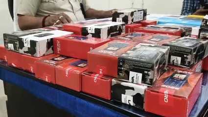 385 mobiles worth 30 lakhs missing wooden pieces placed in boxes crooks work in courier companies