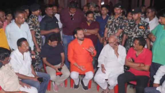 ग्रामीणों से बातचीत करते पीएचईडी मंत्री।