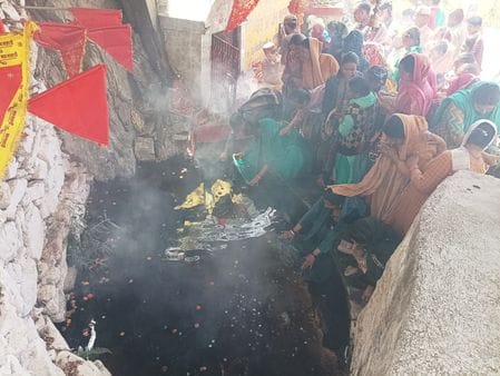 Thousands of devotees took bath in Himri Ganga