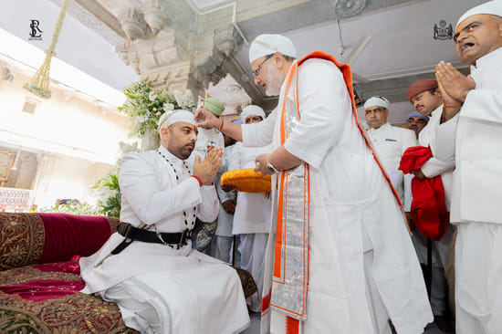 तिलक कर डॉ लक्ष्यराज को गद्दी पर बैठाया
