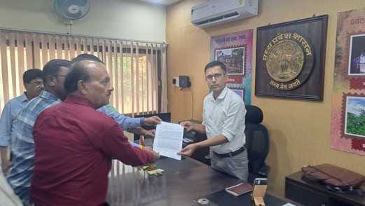 कलेक्टर को ज्ञापन देते अधिकारी