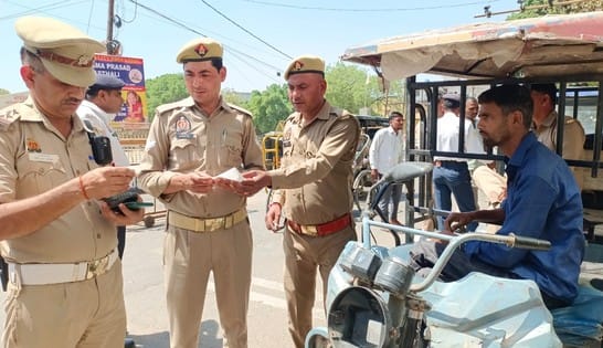 Seeing the checking, the e-rickshaw driver turned back and ran away... Police chased and caught him