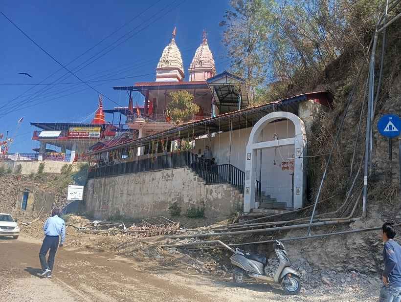 The company dug in front of the temple gate