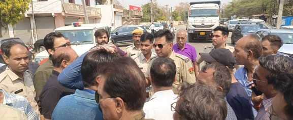प्रतापगढ़ की हथुनिया थाना पुलिस से बहस करते सिंधी समाजजन