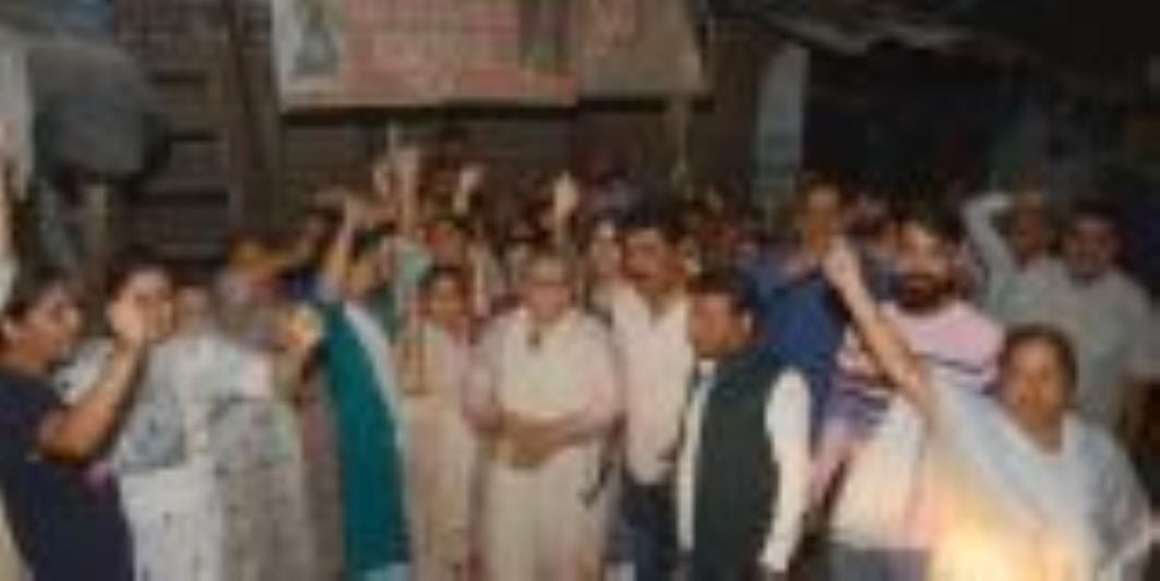 Liquor shops opened near the temple amidst the population, public got angry