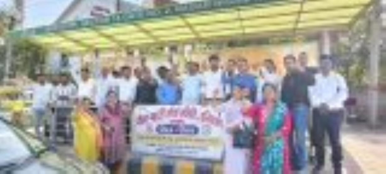 Employees protested against the Unified Pension Scheme by wearing black bands
