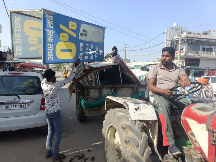 The municipality launched a campaign to remove encroachment, confiscated goods from 12 shops
