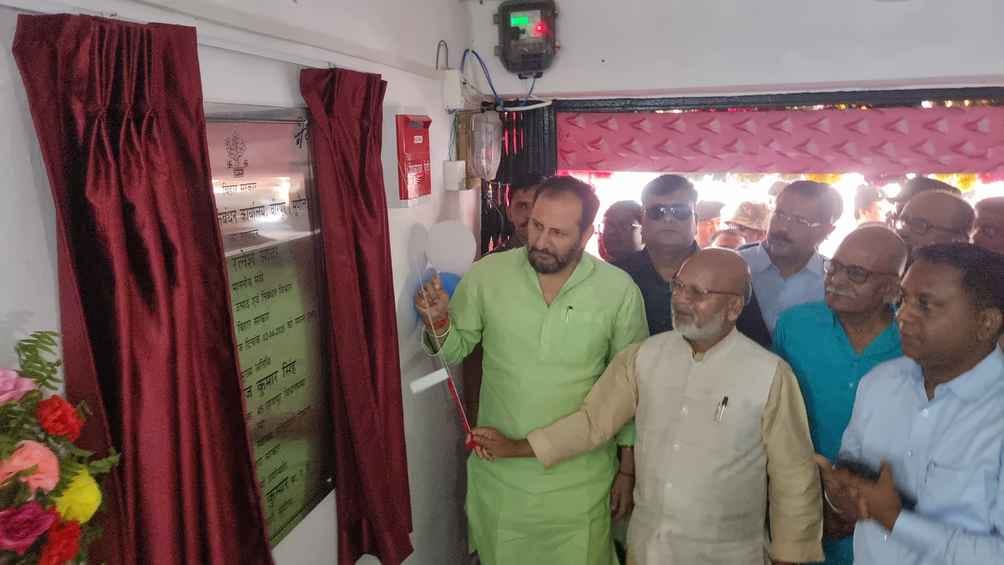 सुपौल के वीरपुर में अवर निबंधन कार्यालय का उद्घाटन करते मंत्री।