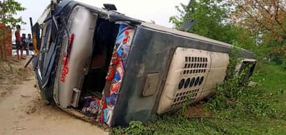 सुपौल में सड़क हादसे में पलटी बस।