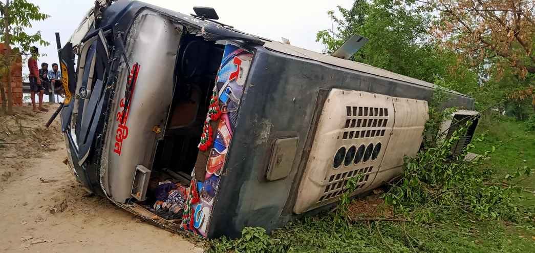 सुपौल में सड़क हादसे में पलटी बस।