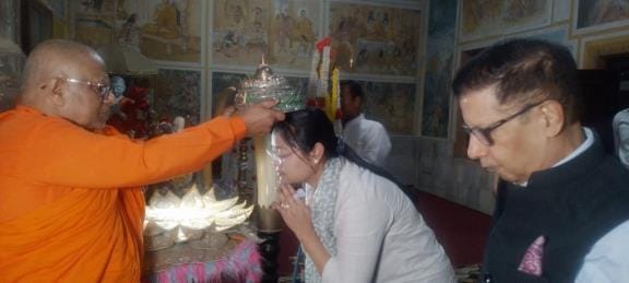 The ambassador and the embassy minister prayed at Tapoasthal