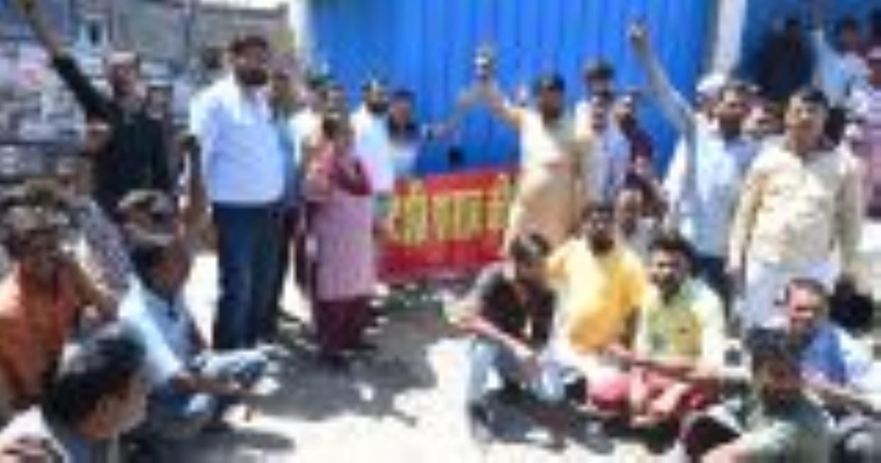 Protest against opening of liquor shops near schools and temples