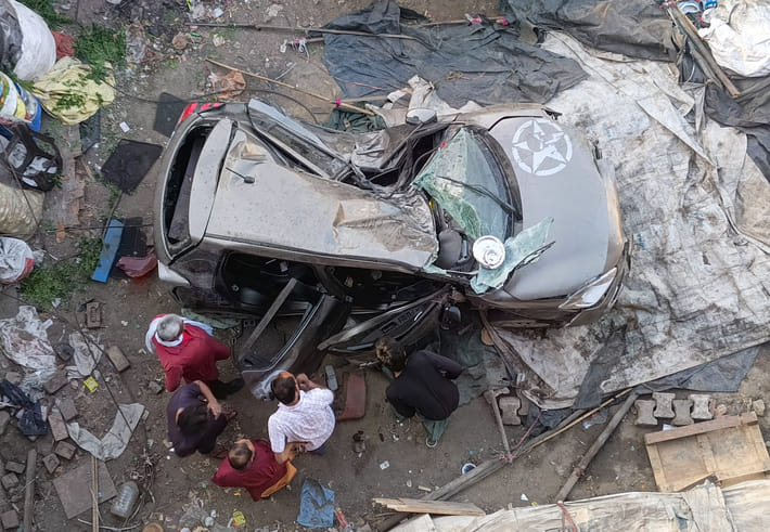 A car broke the grill of the flyover and fell on the hut, a pregnant woman and two children were injured