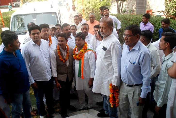 Congress District President welcomed on one side, opposed on the other