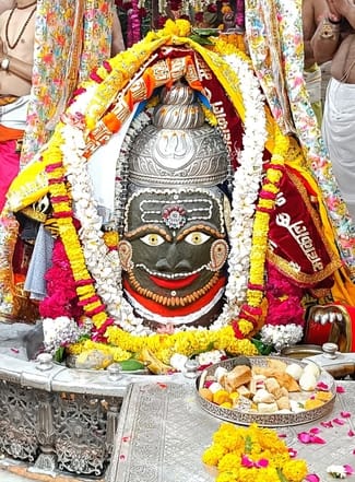 Baba Mahakal adorned with Bhaang and then applied ash and gave darshan to the devotees