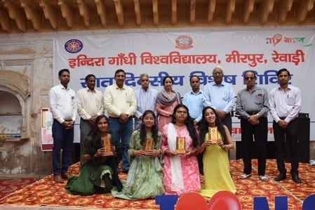 Ritika, Anjali, Vidhi and Palak became the best volunteers.