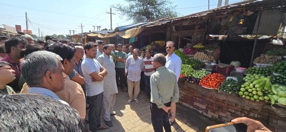 Shopkeepers in Satnali were warned to remove encroachment