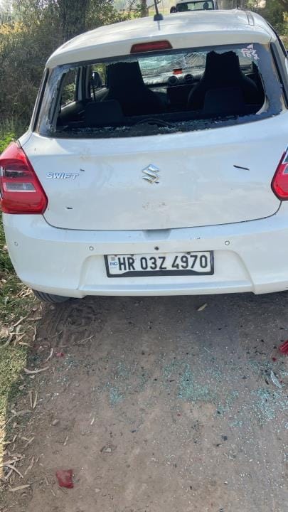 Armed criminals who came in two cars attacked the youth with an axe 12 times and also looted Rs 2 lakh
