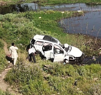 One car fell under the bridge in a collision between three cars, eight injured