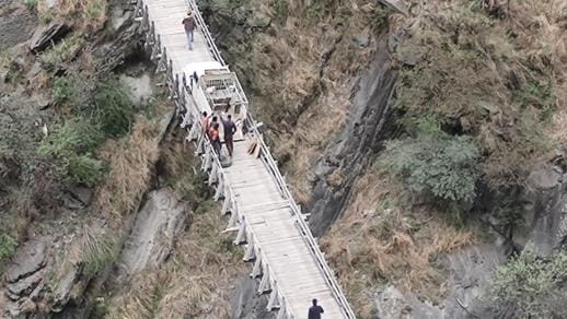 The board of Siyur bridge broke, a cargo vehicle got stuck