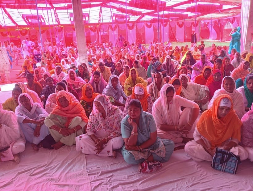 People gathered in large number in huge Sant Samagam at Dera Begumpura Tandwali