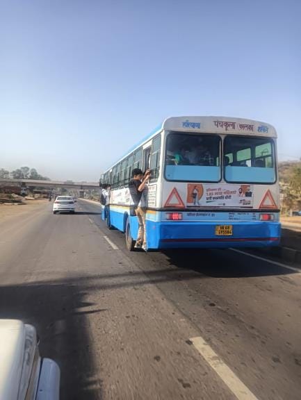 Passengers hanging on the doors of buses, fear of accident