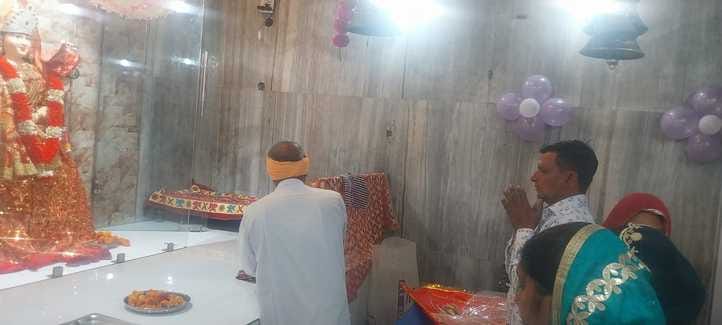 The devotees prayed to the mother and asked for their wishes