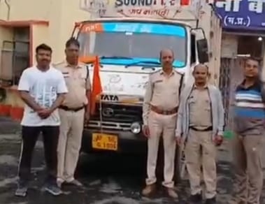 Police arrest four smugglers for smuggling cattle in Seoni