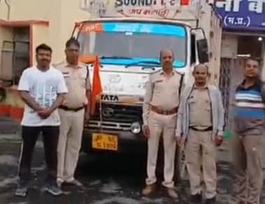 पुलिस ने जब्त किया वाहन।