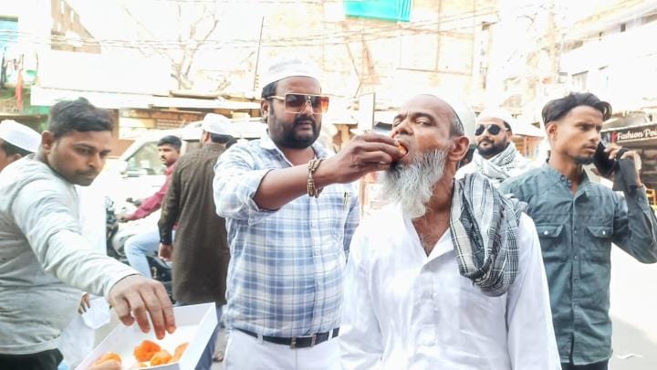 Muslim youth distributed sweets in support of Wakf Board Bill