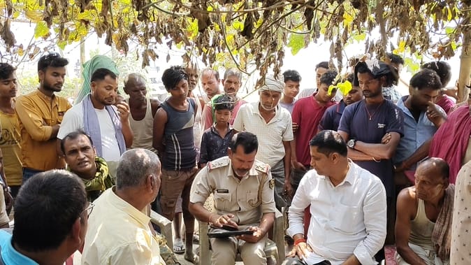पंचायत में बैठे लोग, आरोपी युवक को ले जाती पुलिस